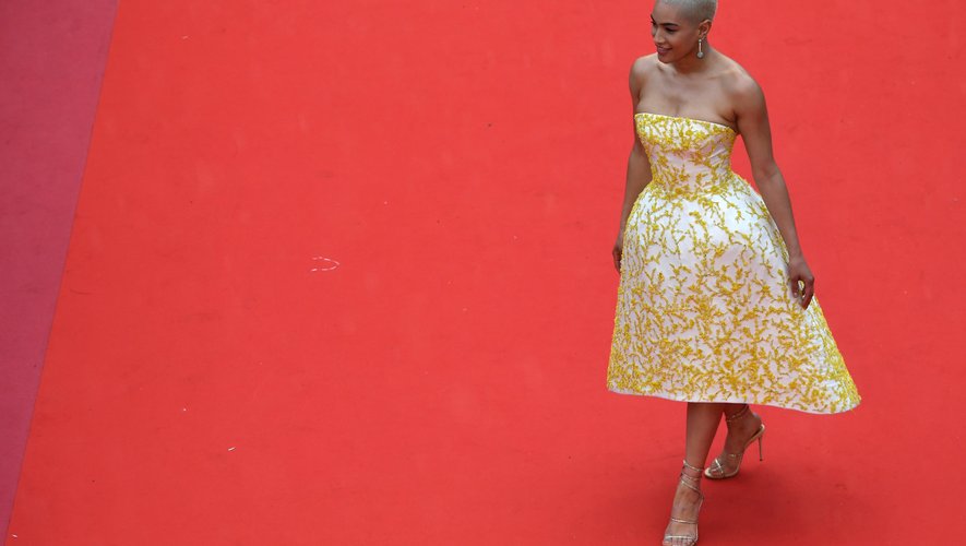 La danseuse Mette Towley a illuminé le tapis rouge dans une robe bustier légèrement évasée et asymétrique, dans des tons blancs et or. Cannes, le 16 mai 2018.