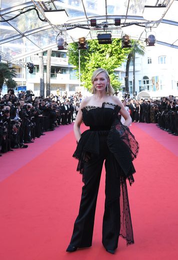 Cate Blanchett s'est démarquée dans un ensemble pantalon et bustier 3D noirs, dessinés par Clare Waight Keller pour Givenchy Couture. Une tenue qui a fait l'unanimité. Cannes, le 17 mai 2018.