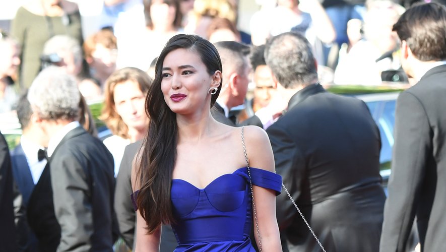 L'actrice Dinara Baktybayeva a foulé le tapis rouge dans une robe bleu royal Aelita Couture, courte devant et longue derrière, l'une des tendances de ce Festival du Film. Cannes, le 17 mai 2018.