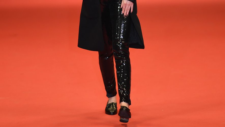 L'actrice Kristen Stewart a joué les rebelles sur la Croisette, arborant un look androgyne signé Chanel, accessoirisé avec des mocassins plats. Un défi audacieux relevé haut la main. Cannes, le 17 mai 2018.
