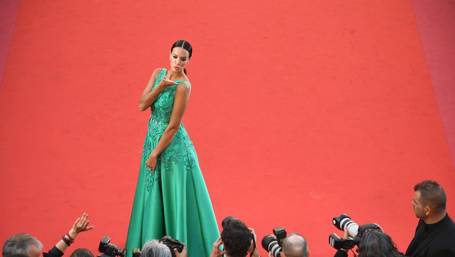 L'ex-mannequin Jade Foret a ébloui les photographes dans une robe brodée vert d'eau, entre raffinement et sophistication. Cannes, le 17 mai 2018.