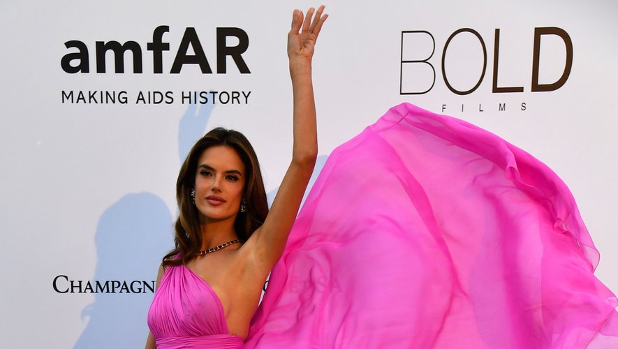 La Brésilienne Alessandra Ambrosio a apporté de la couleur au gala de l'amfAR avec cette robe drapée en mousseline de soie fuchsia, confectionnée par Tommy Hilfiger. Cannes, le 17 mai 2018.