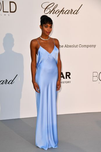 L'actrice Laura Harrier a privilégié la simplicité d'une slip dress, dos nu, dans un bleu azur lumineux. La création est signée The Row. Cannes, le 17 mai 2018.