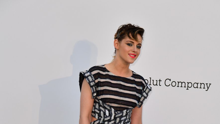 L'actrice américaine Kristen Stewart est restée fidèle à Chanel pour le gala de l'amfAR, foulant le tapis rouge dans une robe rayée issue de la collection Resort 2019 de la maison. Cannes, le 17 mai 2018.
