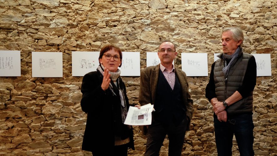 Christiane Phalip, présidente de l’ADAP 12, présente les artistes Jacques Gleize (à droite) et Pierre Arnal (au centre) au public.
