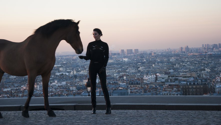 Nommée ambassadrice de Longchamp fin avril, Kendall Jenner apparaît dans un premier court métrage pour la marque.