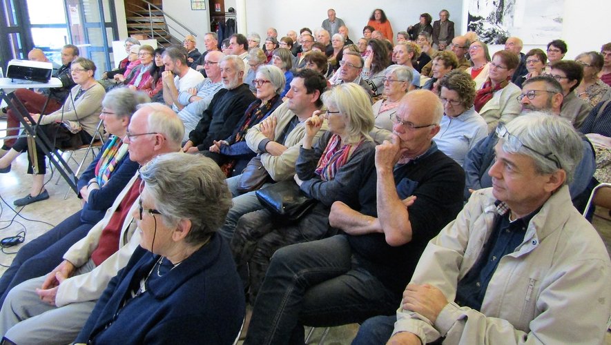 Le public a été passionné par la conférence-débat.