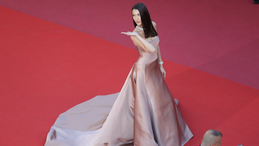 Bella Hadid a fait sensation sur la Croisette dans une robe rose satiné dessinée spécialement par Maria Grazia Chiuri, directrice artistique de la maison Dior, pour l'événement. Cannes, le 11 mai 2018.