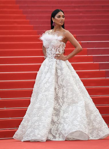 La chanteuse Nicole Scherzinger a foulé le tapis rouge dans une époustouflante robe d'un blanc immaculé, entièrement brodée, signée Ashi Studio. Cannes, le 14 mai 2018.