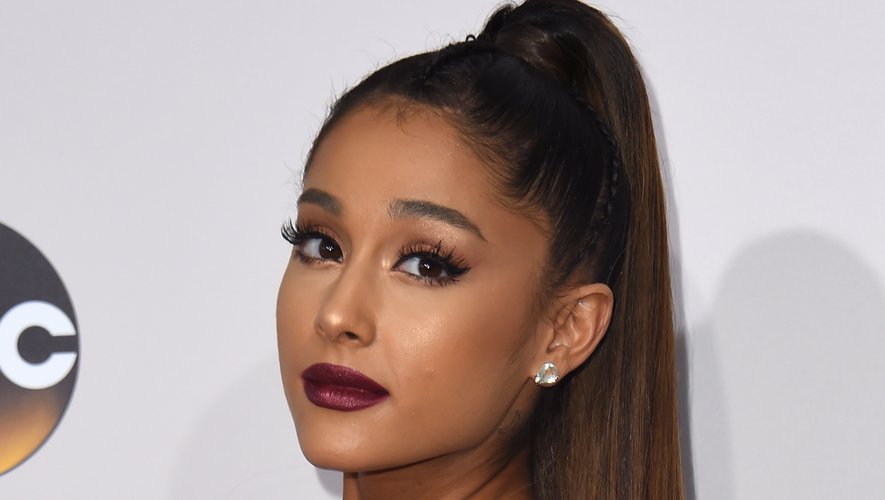 La chanteuse Ariana Grande arrive aux American Music Awards 2016.