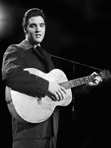 Fontana, originaire de Louisiane, dans le sud du pays, a fait la rencontre en 1954 du guitariste d'Elvis, Scotty Moore, qui lui a proposé de rejoindre leur groupe.