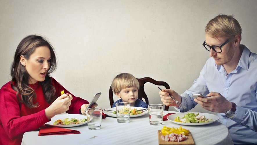 Les parents qui passent beaucoup de temps sur leurs téléphones ou devant la télévision pendant les moments habituellement réservés à la famille pourraient contribuer aux mauvais comportements des petits