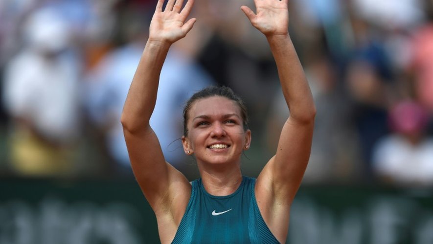 La joueuse de tennis roumaine Simona Halep célèbre sa victoire sur l'Américaine Sloane Stephens en finale au tournoi de Roland-Garros, le 9 juin 2018 à Paris.