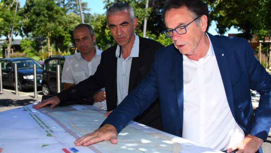 Plan en main, Christian Teyssèdre en compagnie de Dominique Calmettes, directeur de l’aménagement urbain de la Ville.
