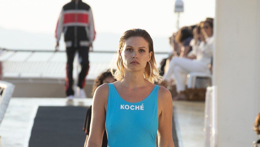 La collection Resort 2019 de Koché est dominée par un style sportswear, reprenant les codes de la maison.