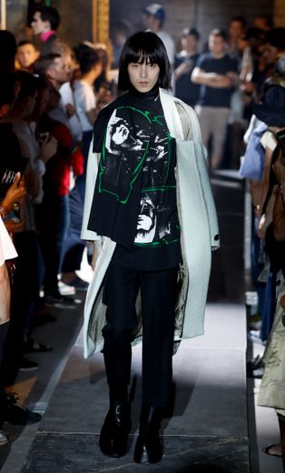 Raf Simons se démarque de ses homologues avec des tenues plus rock que streetwear, proposant notamment de grosses chaussures noires dotées de semelles extra-larges. Paris, le 20 juin 2018.