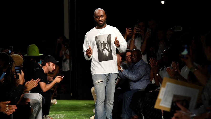 C'est en pleurs, tombant dans les bras de son ami et "mentor" Kanye West, que l'Américain Virgil Abloh a conclu jeudi à Paris son premier défilé pour Louis Vuitton homme, une ode à la diversité avec des mannequins de toutes origines.