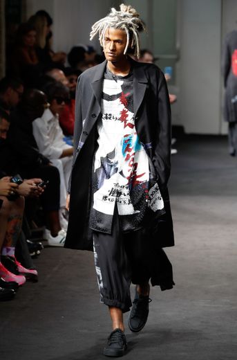 Les imprimés sont également à l'honneur chez Yohji Yamamoto, qui revisite totalement le costume masculin dans un style décontracté, avec des pièces amples et longues. Paris, le 21 juin 2018.