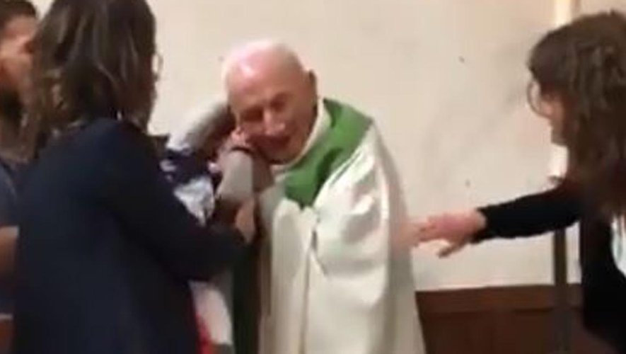 Un prêtre gifle un bébé lors d'un baptême : le diocèse le suspend
