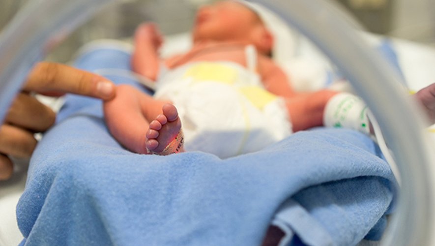 La mortalité infantile se concentre dans les premiers jours de la vie, la moitié des bébés décédés avant leur premier anniversaire ayant vécu moins d'une semaine.