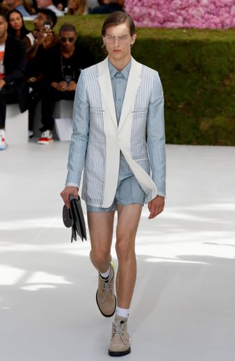 Pour sa première collection pour Dior Homme, Kim Jones choisit un style à la fois chic et décontracté, associant lui aussi les mini-shorts aux chaussettes montantes. Paris, le 23 juin 2018.