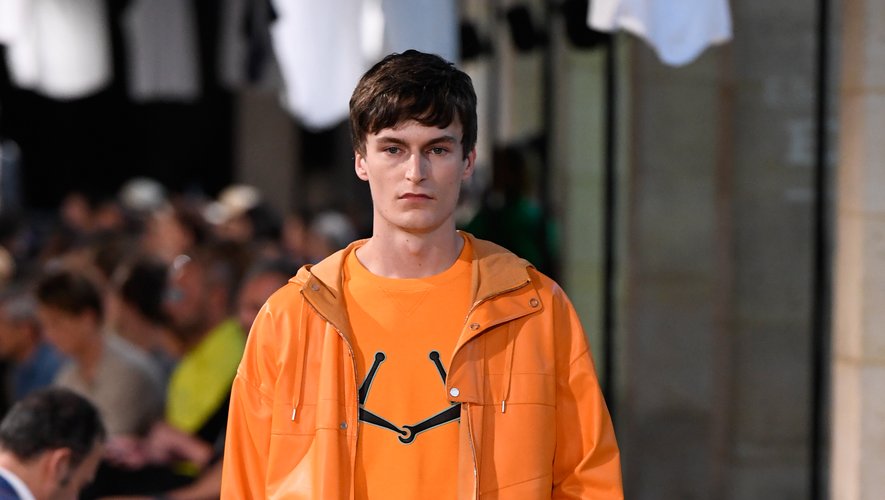 Très présent pour la saison printemps-été 2019, le orange était de mise chez Hermès, qui propose également des shorts version mini pour les hommes. Paris, le 23 juin 2018.