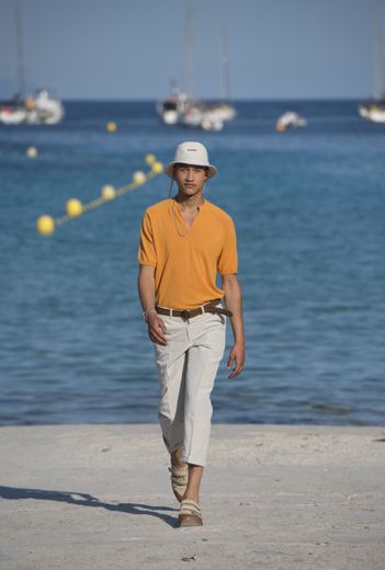 Pantalon raccourci, T-shirt aux couleurs du soleil, chapeau vissé sur la tête : l'homme Jacquemus prend sa source dans le Sud de la France. Marseille, le 25 juin 2018.
