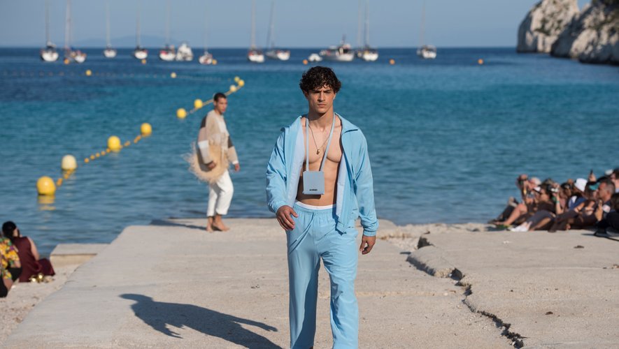 Jacquemus propose un jogging bleu azur, clin d'oeil au club de football de Marseille. Le 25 juin 2018.