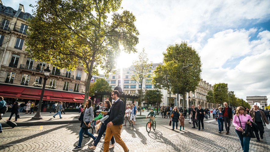 La célèbre avenue des Champs-Élysées, à Paris, va être le théâtre de la lutte technologique que se livrent depuis des années Apple et Samsung.