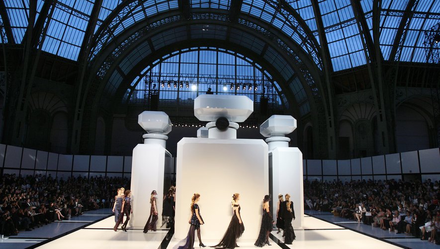 Pour l'automne-hiver 2009-2010, Karl Lagerfeld fait le choix d'installer d'immenses flacons du parfum Chanel N°5 dans l'enceinte du Grand Palais. Paris, le 7 juillet 2009.