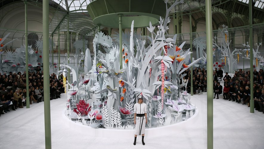 Karl Lagerfeld s'inspire une fois de plus de la nature, et plus précisément d'une flore exotique, pour le défilé haute couture printemps-été 2015 de Chanel. Paris, le 27 janvier 2015.