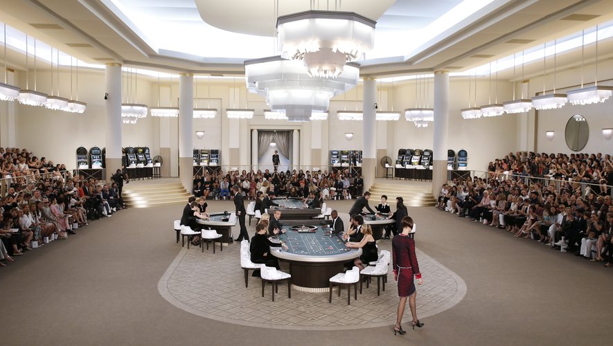 Pour le défilé haute couture automne-hiver 2015-2016 de Chanel, Karl Lagerfeld a invité la fashion sphère dans un cercle de jeux avec de nombreuses tables autour desquelles les mannequins ont défilé. Paris, le 7 juillet 2015.