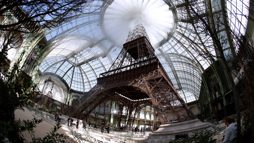 Karl Lagerfeld célèbre Paris avec une réplique de la tour Eiffel installée en plein milieu du Grand Palais, pour le défilé haute couture automne-hiver 2017-2018 de Chanel. Paris, le 4 juillet 2017.