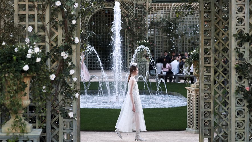 La saison dernière, pour le printemps-été 2018, Chanel a présenté sa nouvelle collection haute couture dans un décor pensé comme un jardin à la française. Paris, le 23 janvier 2018.