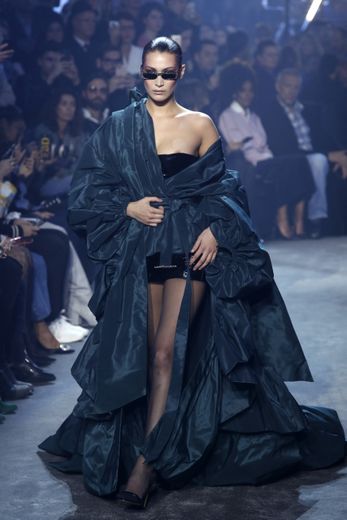 Bella Hadid, star du défilé haute couture d'Alexandre Vauthier pour le printemps-été 2018. Paris, le 23 janvier 2018.