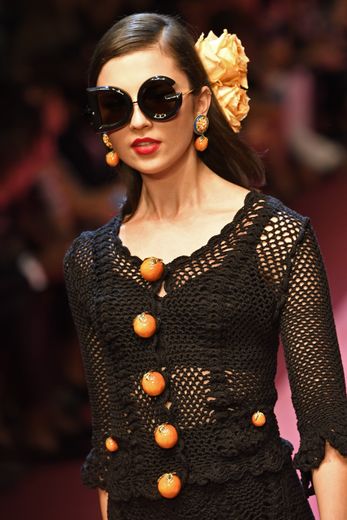 Quels types de lunettes de soleil aura la cote cet été ? Cat-eye, masque, ou encore modèle oversize comme chez Dolce & Gabbana ? Milan, le 24 septembre 2017.