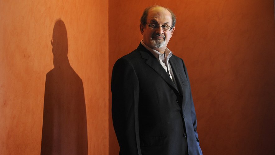 Salman Rushdie sortira son prochain roman "La Maison Golden" le 29 août prochain dans les librairies françaises.