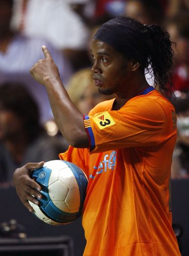 La coiffure du Brésilien Ronaldinho est tout simplement mythique. Le joueur a quasiment toujours porté une queue de cheval, très souvent agrémenté d'un bandeau.