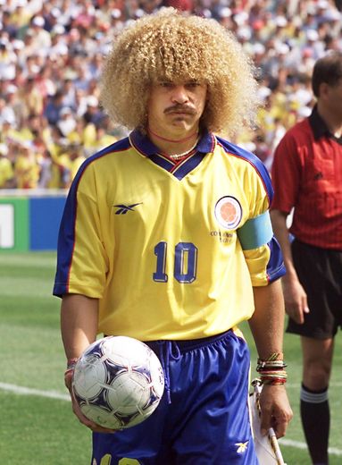Autre coiffure inoubliable, celle de Carlos Valderrama. L'ex-footballeur international colombien était facilement repérable sur le terrain grâce à sa volumineuse chevelure blonde.
