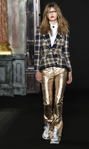 Ronald Van Der Kemp propose également des silhouettes androgynes, voire sportswear, avec des sneakers, des pantalons effet métalliques et des vestes ultra sophistiquées. Paris, le 1er juillet 2018.