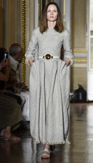 Certaines robes sont recouvertes de détails scintillants, accentuant le côté féerique de la collection de Christophe Josse. Paris, le 1er juillet 2018.