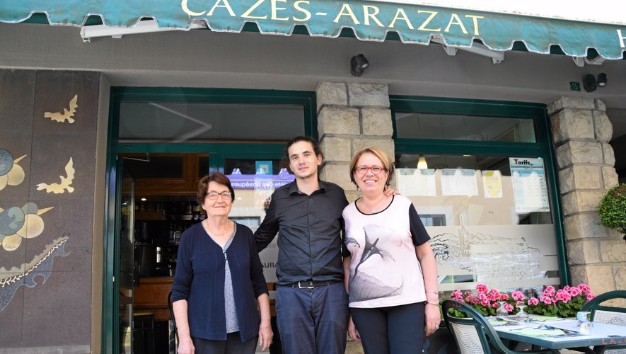 Trois générations à l'entrée de l'hôtel-restaurant Cazes.