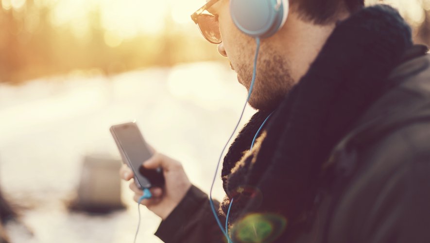 Les jeunes privilégient le smartphone pour écouter la radio et de la musique.