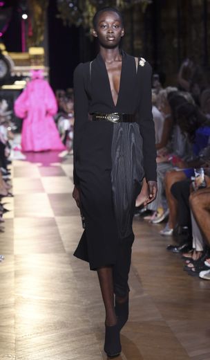 Schiaparelli s'amuse avec le féminin/masculin, comme le montre cette silhouette mi-robe mi-pantalon, offrant un rendu gracieux et raffiné. Paris, le 2 juillet 2018.