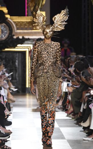 Le thème animalier est omniprésent chez Schiaparelli, qui recouvre le visage de ses mannequins de masques de cougar, de lapin ou de papillon. Une dose de fantaisie que l'on retrouve essentiellement pour les tenues de soirée. Paris, le 2 juillet 2018.