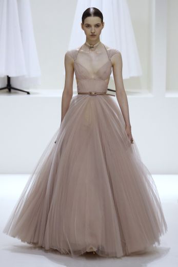 Chez Dior, les robes de princesses sont d'une sobriété absolue, déclinées dans des teintes claires, et épurées, avec de la transparence et du volume. Paris, le 2 juillet 2018.