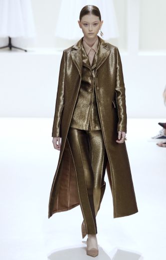Pour Dior, Maria Grazia Chiuri propose également des tailleurs moins fluides, dans des teintes plus voyantes comme ce lamé or, évitant malgré tout les broderies, les imprimés, et les ornements. Paris, le 2 juillet 2018.