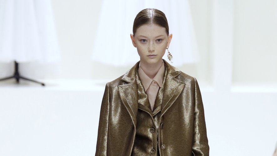 Pour Dior, Maria Grazia Chiuri propose également des tailleurs moins fluides, dans des teintes plus voyantes comme ce lamé or, évitant malgré tout les broderies, les imprimés, et les ornements. Paris, le 2 juillet 2018.