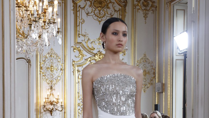 La féminité et la grâce étaient au rendez-vous chez Antonio Grimaldi, qui propose toute une série de robes blanches, ornées de détails scintillants, et de longues traînes. Paris, le 2 juillet 2018.