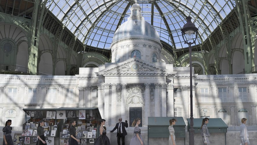 Karl Lagerfeld a reproduit le décor de l'Institut de France, siège de l'Académie française à Paris, pour un défilé de haute couture conclu par une mariée en habit vert.